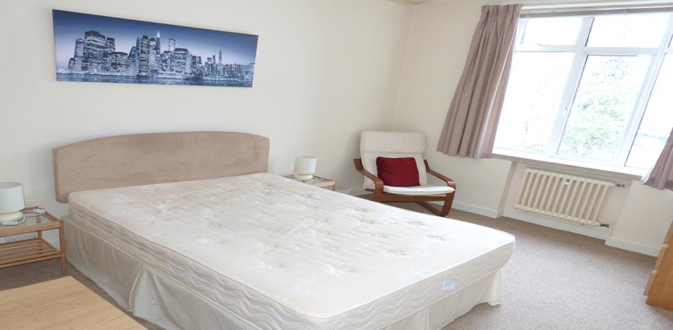 			HEATING and HOT WATER & OFF STREET PARKING INCLUDED, 3 Bedroom, 2 bath, 1 reception Flat			 Willesden Lane, KILBURN/BRONDESBURY CONSERVATION AREA